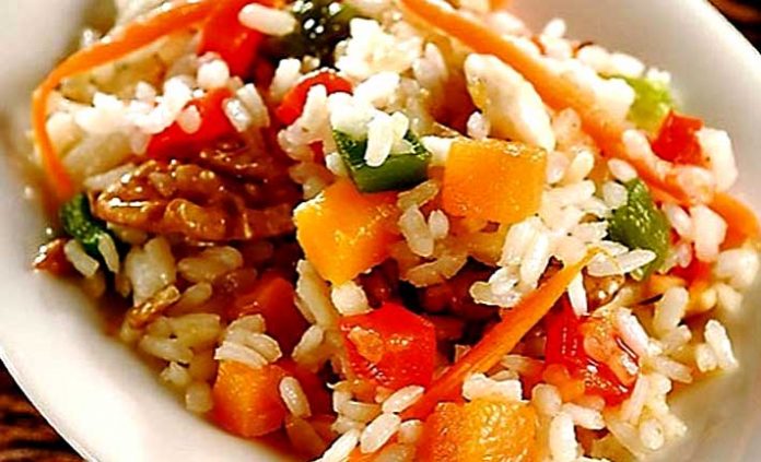 Salade froide de riz aux légumes